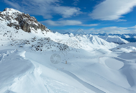 晨冬SilvrettaAlps奥地利泰洛尔的滑雪赛道所有人都无法辨认图片