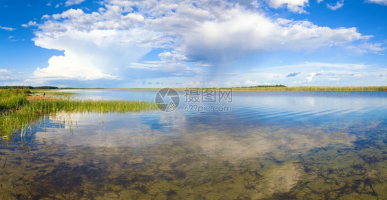 夏季湖全景云层反射图片