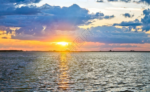 湖中日落的景色与阳光相近两针缝合图像图片