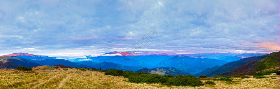 秋天的黄昏高原风景山上闪耀着金粉的阳光天空中夜晚的光芒图片