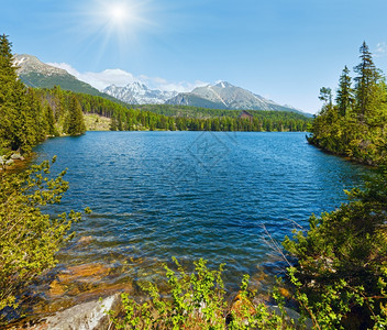 StrbskePleso山湖斯洛伐克春光蓝天阳照耀图片