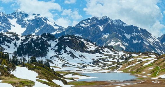 小卡尔贝莱西湖和雪融化草地的夏季山全景奥地利沃斯拉尔贝格图片