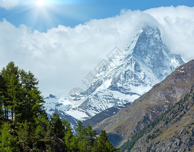 蓝色天空中夏季马特霍山景和阳光阿尔卑斯山瑞士泽马特图片