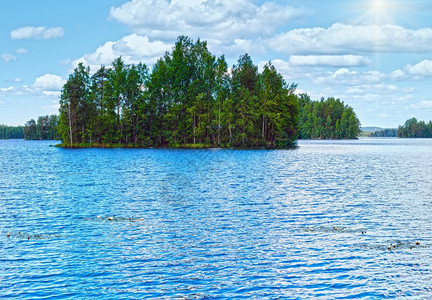 Rutajarvi湖夏季风景边上有森林芬兰Urjala图片