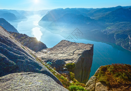 大型悬崖挪威Lysefjorden夏日晨夜图片