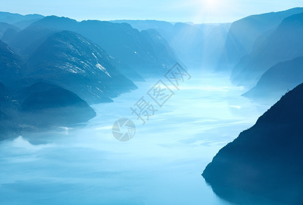 夏季早上从Preikestolen大型悬崖顶挪威Lysefjorden看到雾图片