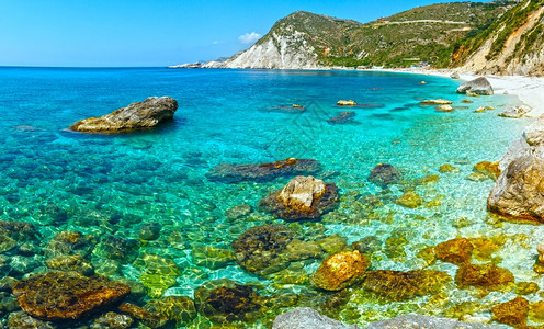 佩塔尼海滩夏季风景和大石头在水中基法罗尼亚希腊所有人都不认得图片