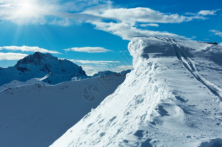 冬天早上西尔维雷塔阿卑斯山风景天空中阳光照耀蒂罗尔奥地利提图片