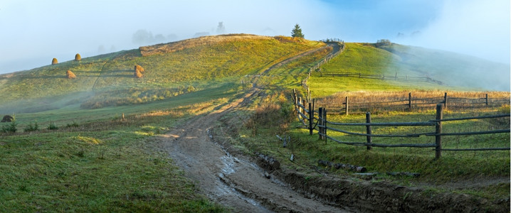 山顶和肮脏公路喀尔巴阡山乌克兰上顶和肮脏公路上的白云图片