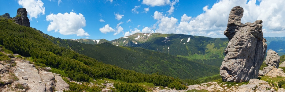 山脊上的巨石图喀尔巴阡山乌克兰图片