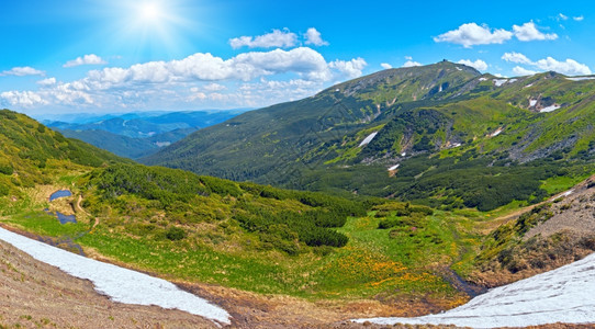 山边有雪的夏季景乌克兰科霍诺格拉海脊图片