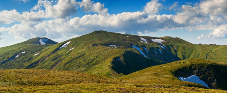 山边有雪的夏季景乌克兰喀尔巴阡山图片