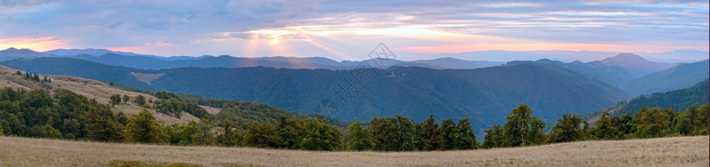 喀尔巴阡山乌克兰黄昏的夜晚风景图片