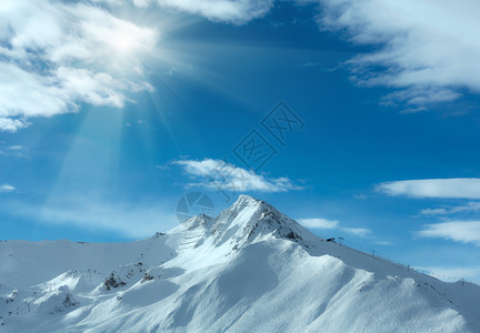 清晨冬西尔维雷塔阿卑斯山风景蓝天空中阳光照耀图片