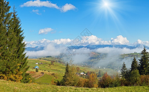 美丽的秋天清晨靠近喀尔巴阡山村郊区乌克兰喀尔巴阡山图片