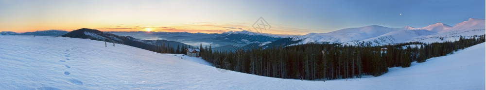 山脊日出全景与月光德拉霍卜特滑雪度假胜地亚森贾别墅扎卡尔帕茨季地区喀尔巴阡山乌克兰图片