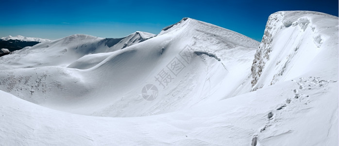 冬季山脊蓝色天空背景乌克兰喀尔巴阡山斯维多茨脉布雷兹尼察山上挂着雪帽的山脊图片