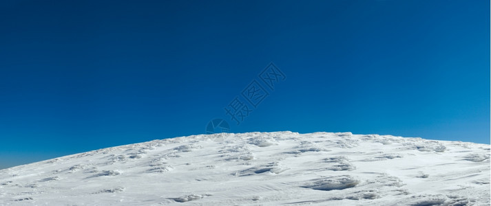 蓝天空背景的山顶全图片