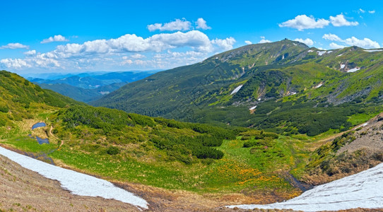 夏季山景和边积雪乌克兰科霍诺格拉海脊观测站废墟图片