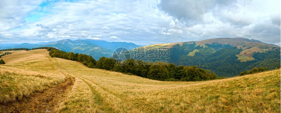喀尔巴阡山脉乌克兰秋季风景与乡村公路全景图片