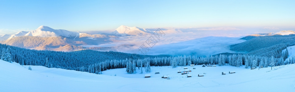 清晨冬季寒冷的山丘全景与棚屋群和后面的山脊喀尔巴阡乌克兰图片