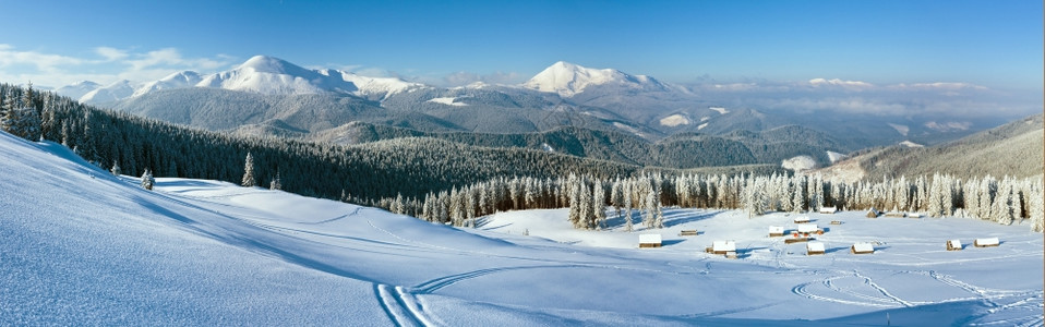 清晨冬季寒冷的山丘全景与棚屋群和后面的山脊喀尔巴阡乌克兰图片