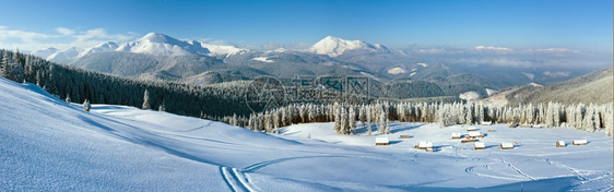 清晨冬季寒冷的山丘全景与棚屋群和后面的山脊喀尔巴阡乌克兰图片