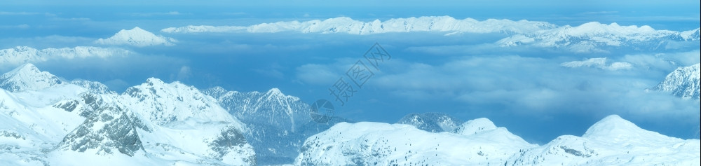 Dachstein山地表顶部奥利的冬季荒凉景色图片