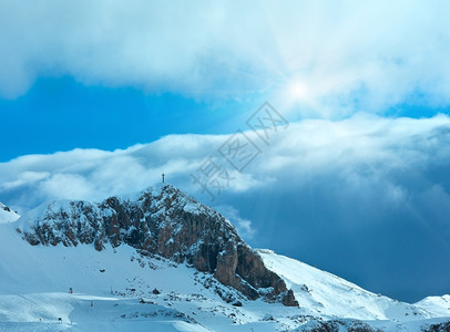 冬季山坡有滑雪轨在岩石顶上交叉奥地利图片