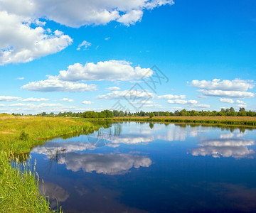 夏季漫游湖景云层反射图片