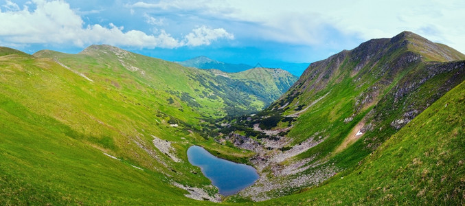 夏山峡谷上的阿尔卑斯湖Brebeneckul乌克兰科霍诺格拉海脊喀尔巴阡山图片