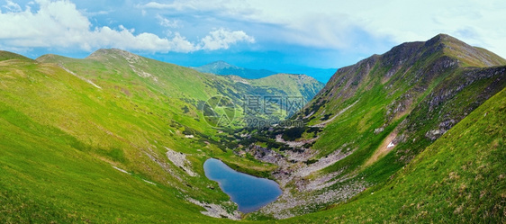 夏山峡谷上的阿尔卑斯湖Brebeneckul乌克兰科霍诺格拉海脊喀尔巴阡山图片