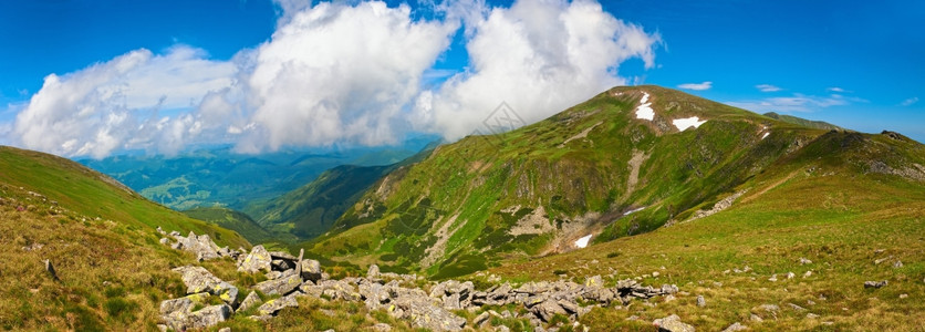 夏季山地景观和天空有积聚云乌克兰喀尔巴阡山图片