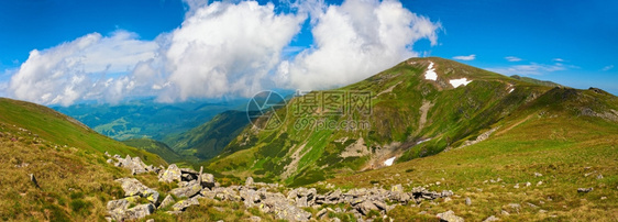 夏季山地景观和天空有积聚云乌克兰喀尔巴阡山图片