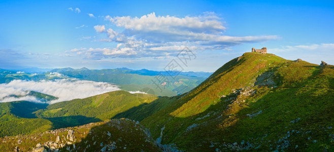 PipIvan山顶上带有天文台废墟的夏季清晨全景科霍诺格拉海脊喀尔巴阡山乌克兰图片