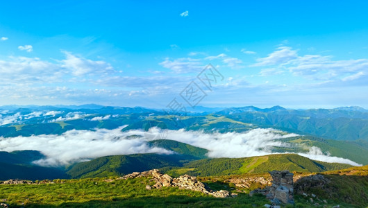 夏季多云的山地景观乌克兰喀尔巴阡山图片