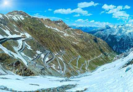 夏季斯泰尔维奥通过顶有高山路和斜坡雪意大利图片