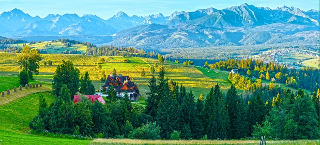 后面的夏季山村郊区和Tatra山脉波兰谷的GliczarowDolny图片