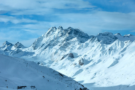上午SilvrettaAlps风景与滑雪赛跑和电梯奥地利提洛图片