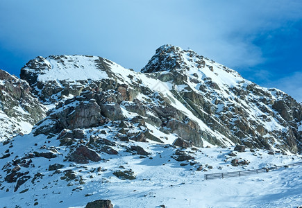 上午冬季岩石山地景观奥利特洛尔图片