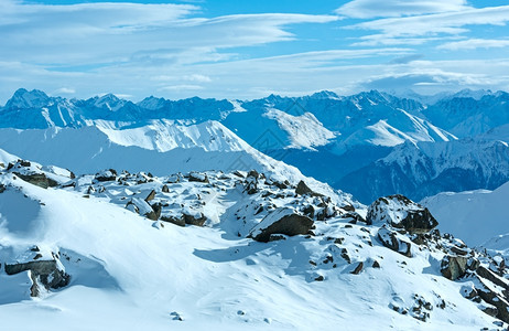 上午冬季山地景观斜坡上有大块石头奥地利蒂罗尔州Ischgl图片