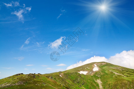 山区夏季脊和雪乌克兰科霍诺格拉海脊喀尔巴阡山图片