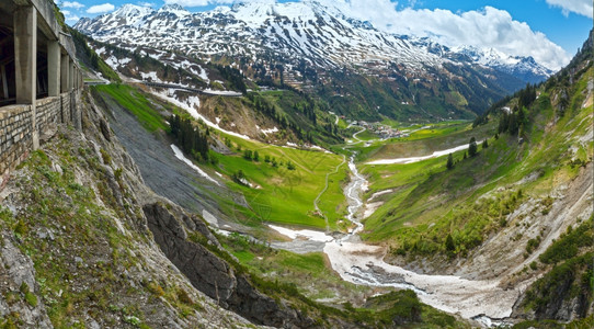 来自Holzbodentunnel公路奥地利沃斯拉尔贝格的夏季山丘全景图片