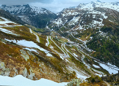 道路与山地景观图片