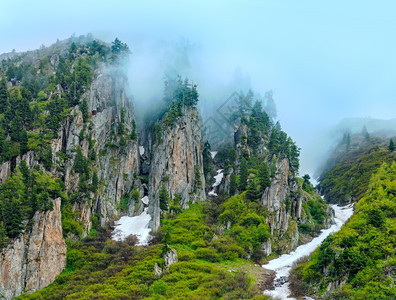 圣戈塔多山口或圣戈塔德山口夏季雾景瑞士图片