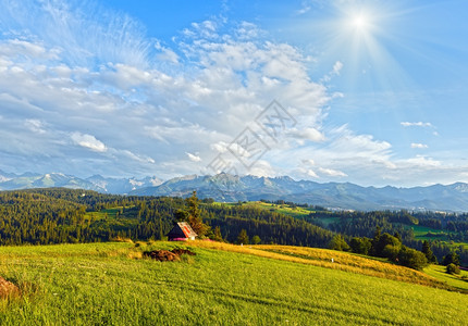 山村郊区和后面的塔特拉山脉波兰格利卡扎罗戈尔尼图片