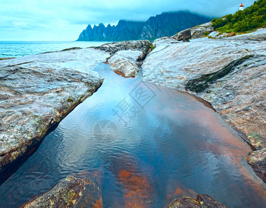 夏夜海岸龙牙石挪威森雅JuckingErsfjordSenja图片