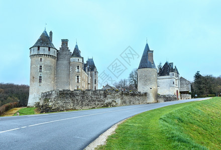 法国蒙波蓬城堡的春天风景城堡已经存在于12世纪可能更早的12世纪图片