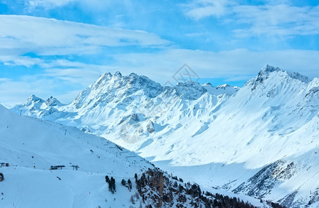 冬季SilvrettaAlps风景以滑雪和升起奥地利提洛尔所有滑雪者都无法辨认图片