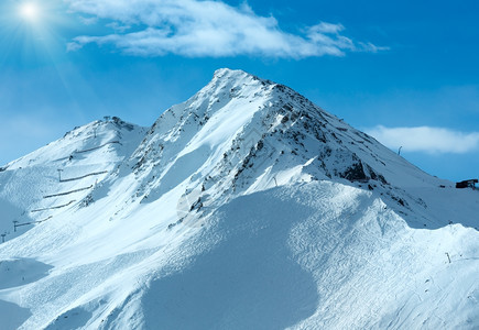 上午SilvrettaAlps山坡有滑雪车的铁轨奥地利提洛尔图片